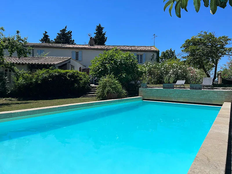 Grande piscine chauffée au sel de 13 m avec terrasse et transats