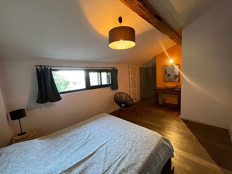 Chambre avec lit double 160 cm, décoration soignée et douche italienne