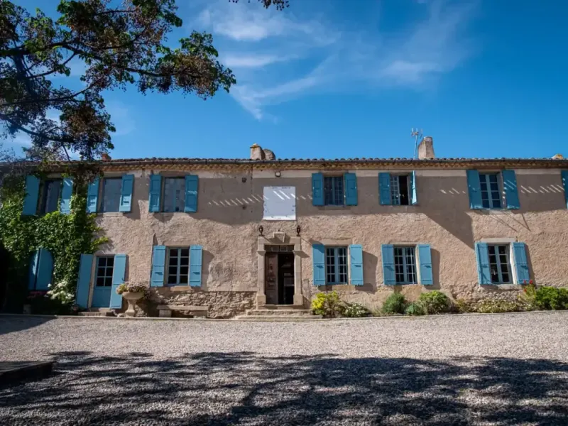 Vue de face de la façade en pierre du Domaine de Russol avec entrée principale