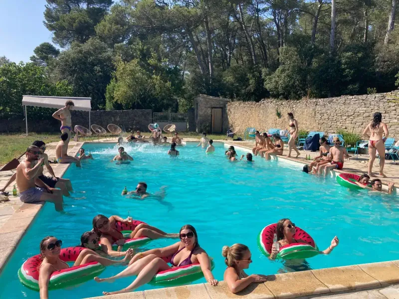 Grande piscine privative entourée de pelouse et d'arbres