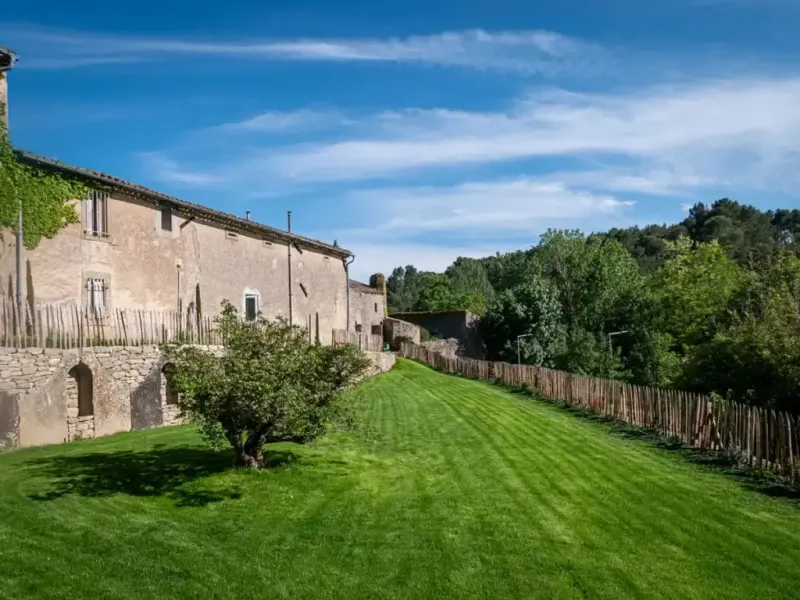 Vue du domaine avec les bâtiments historiques et la végétation méditerranéenne