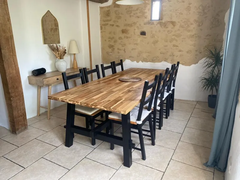 Salon intérieur avec canapé, décoration chaleureuse et lumière naturelle