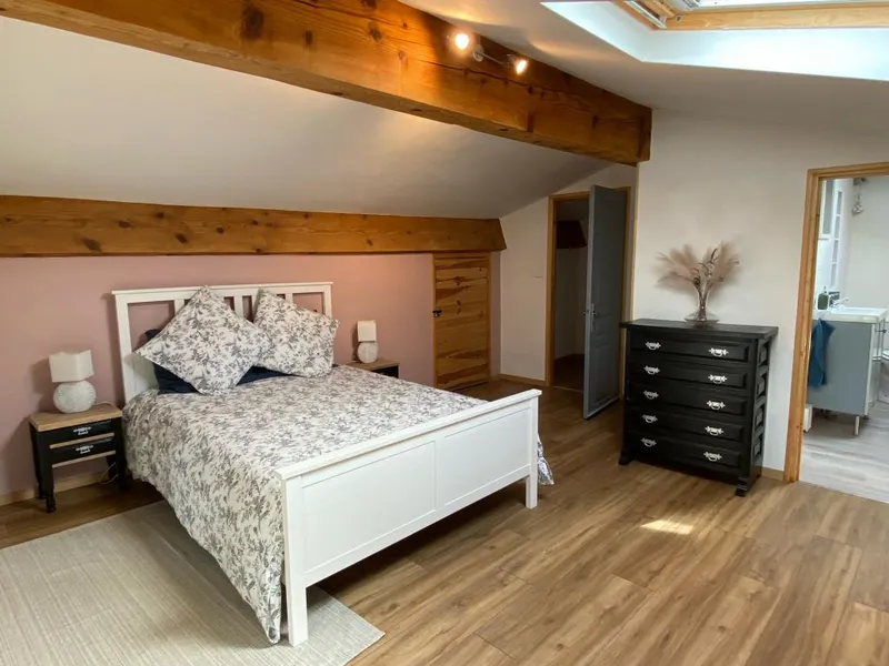 Pièce intérieure aménagée avec mobilier confortable et touches de couleur