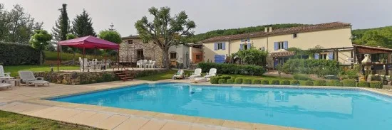 Gîte de groupe La Roumaude à Saint-Benoit — Vue d'ensemble du domaine La Roumaude avec la maison et la piscine, capacité 15 personnes