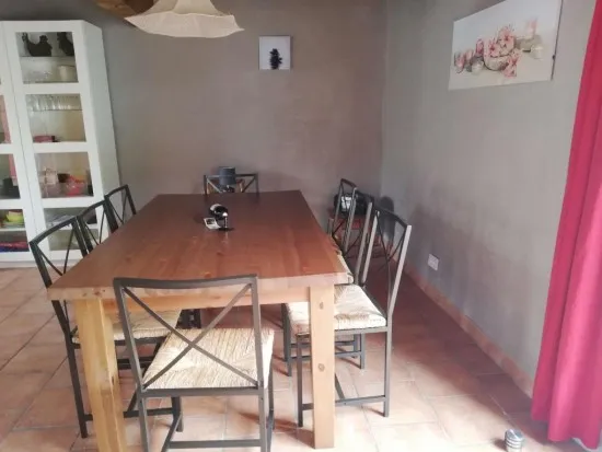 Salle a manger du gite Le Noyer avec table dressee