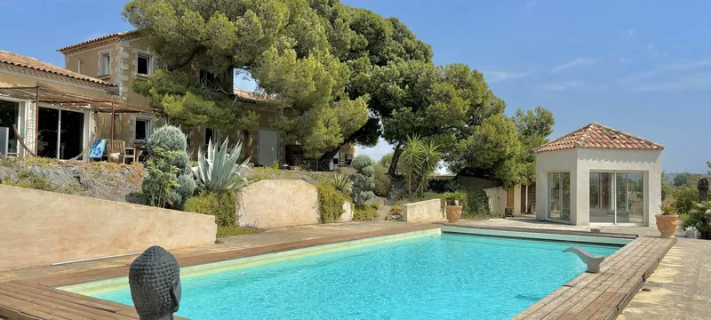 Vue d'ensemble du domaine sous les pins avec piscine et spa