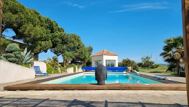 Pergola avec piscine chauffee et spa jacuzzi