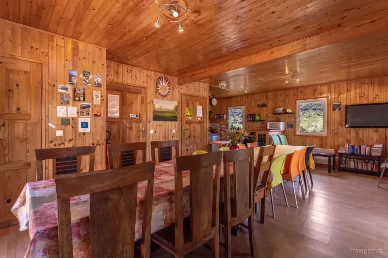 Gîtes Les Casots – salle commune pour les repas de groupe