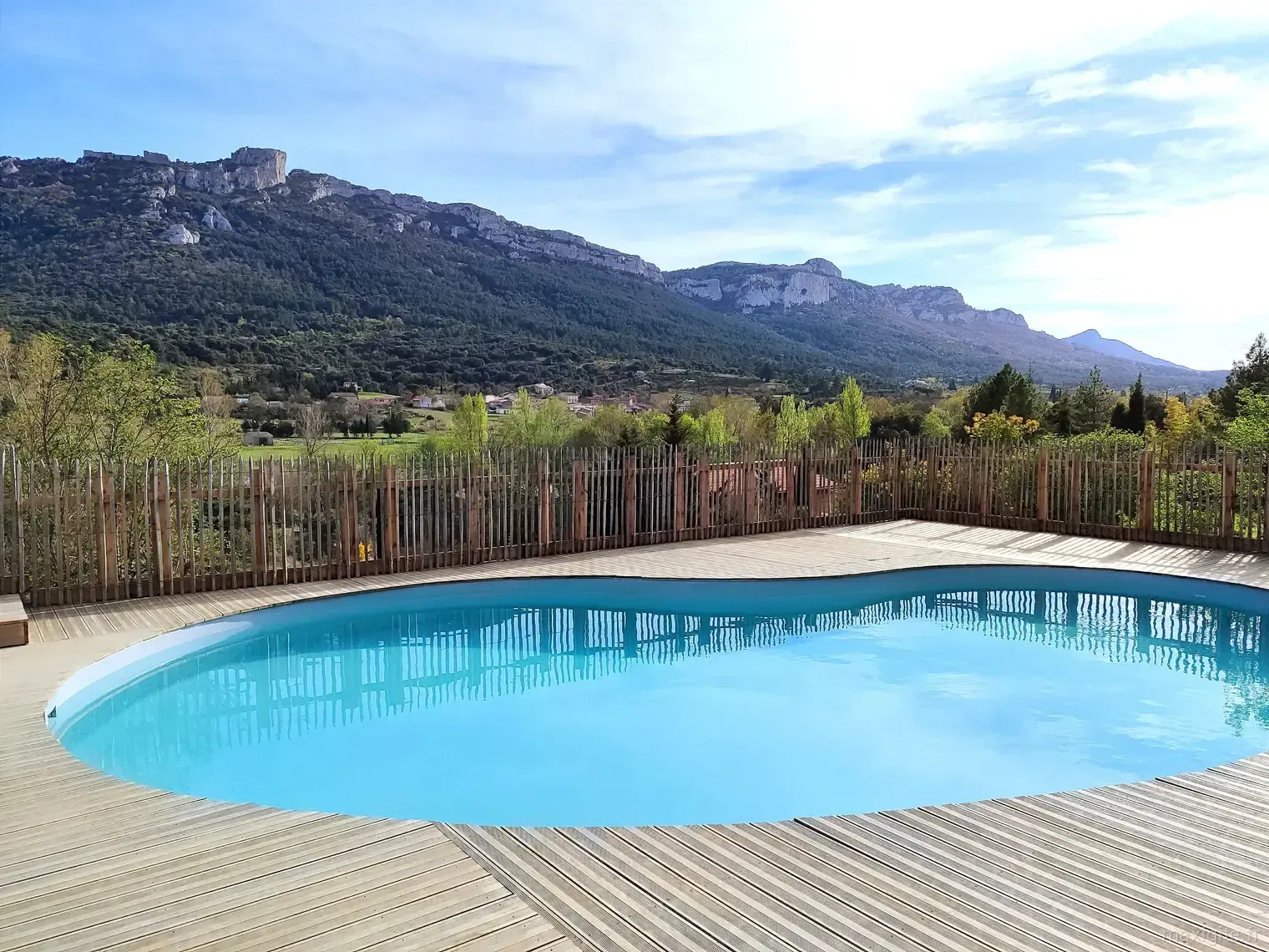 Gîtes Les Casots – piscine avec vue sur le château de Peyrepertuse