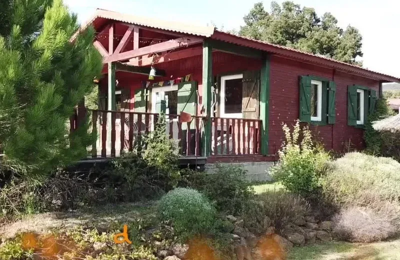 Gîte de groupe Gîtes Les Casots à Rouffiac-des-Corbieres — Vue d'ensemble du domaine Les Casots avec chalets en bois, capacité 22 personnes