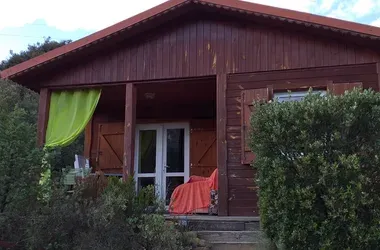 Piscine exterieure entouree de verdure au domaine Les Casots