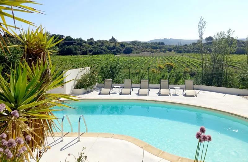 Vue panoramique du Relais d'Aguilar avec le château cathare en arrière-plan