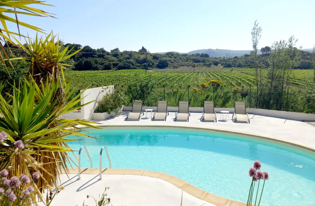 Gîte de groupe Le Relais d'Aguilar à Tuchan — Vue panoramique du Relais d'Aguilar avec le château cathare en arrière-plan, capacité 70 personnes