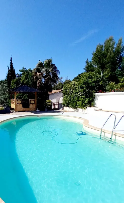 Piscine du Relais d'Aguilar avec les collines des Corbières