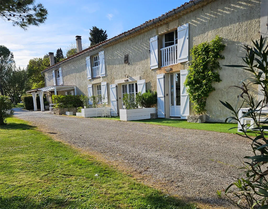 Gîte de groupe Domaine Saladry à Villepinte — Vue extérieure du Domaine Saladry avec la bâtisse rénovée et les espaces verts, capacité 30 personnes