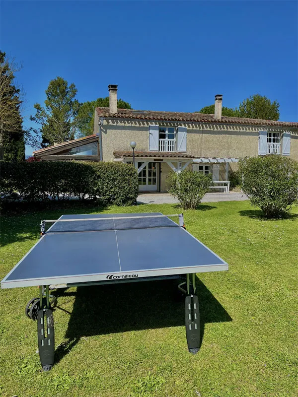 Salon intérieur du gîte principal avec cheminée et mobilier soigné