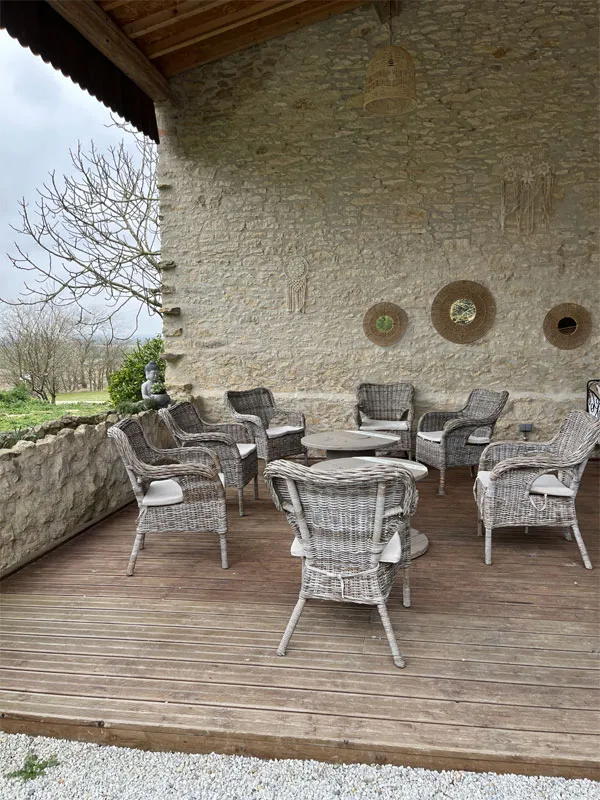 Espace barbecue extérieur avec grandes tables et vue dégagée
