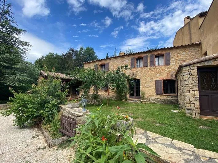 Vue extérieure du gîte Canigou avec terrasse et panorama sur les collines du Pays Cathare