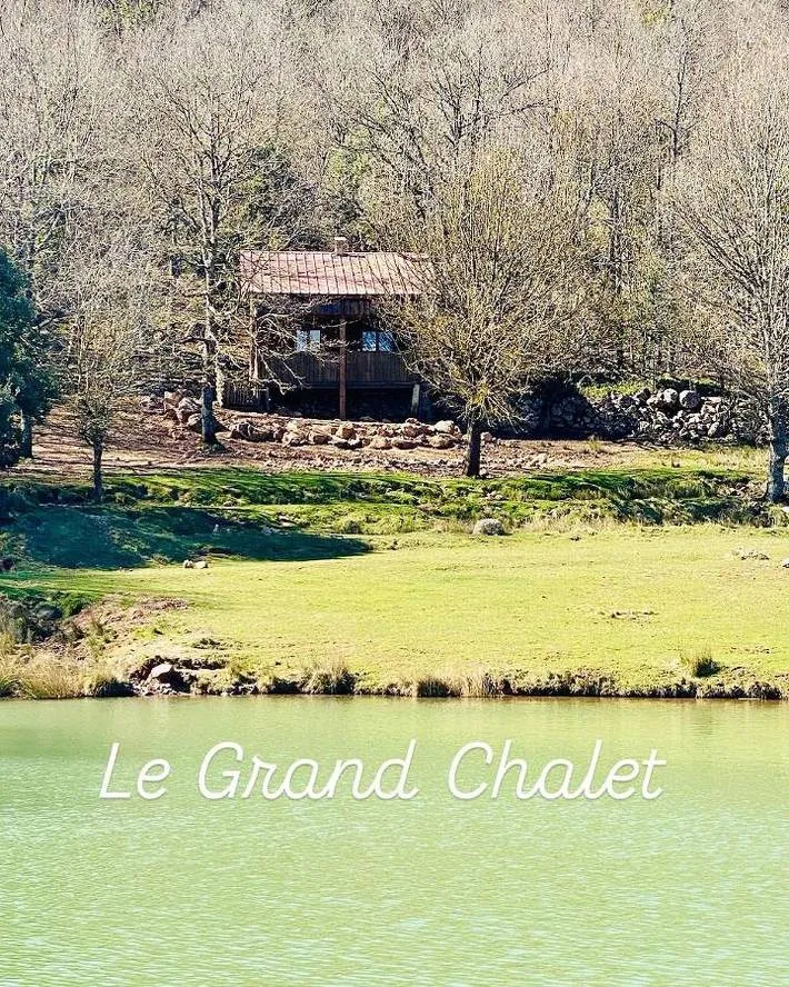 Le Grand Chalet tout en bois avec vue sur le lac et le parc animalier
