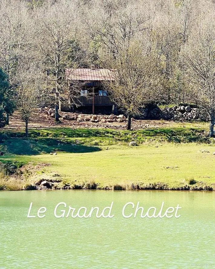 Le Grand Chalet tout en bois avec vue sur le lac et le parc animalier