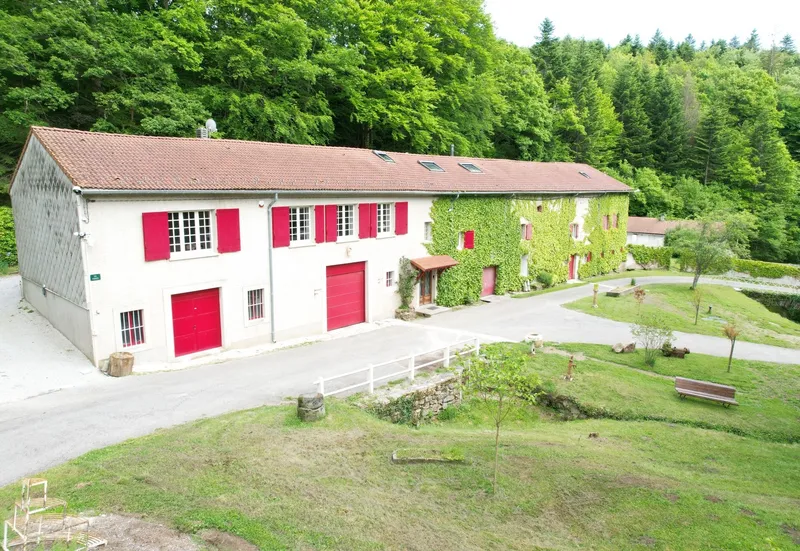 Façade du gîte avec terrasse extérieure et mobilier de jardin