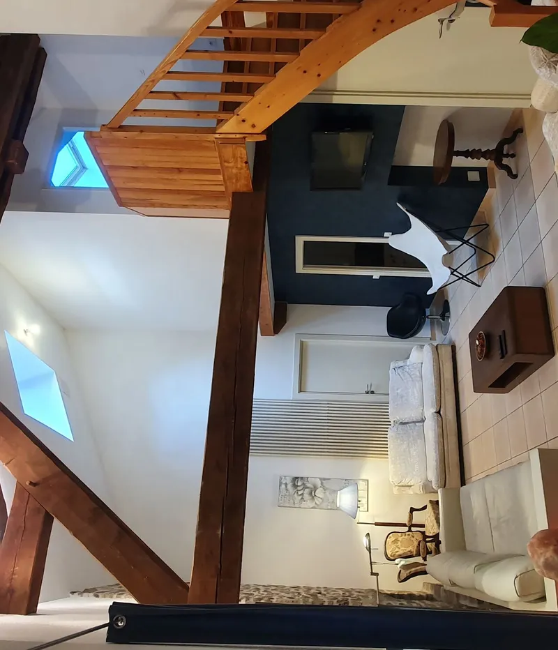 Salon intérieur avec canapés et décoration chaleureuse