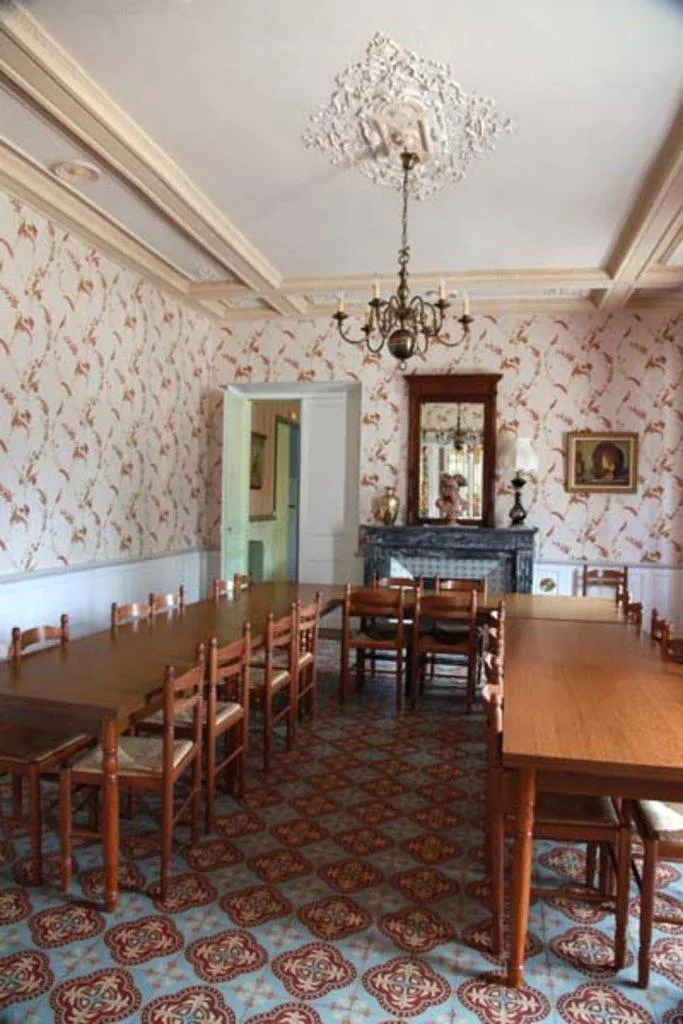 Salle a manger du chateau pouvant accueillir tous les convives