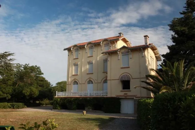 Facade sud du Chateau de Saint-Aunay et son parc arbore