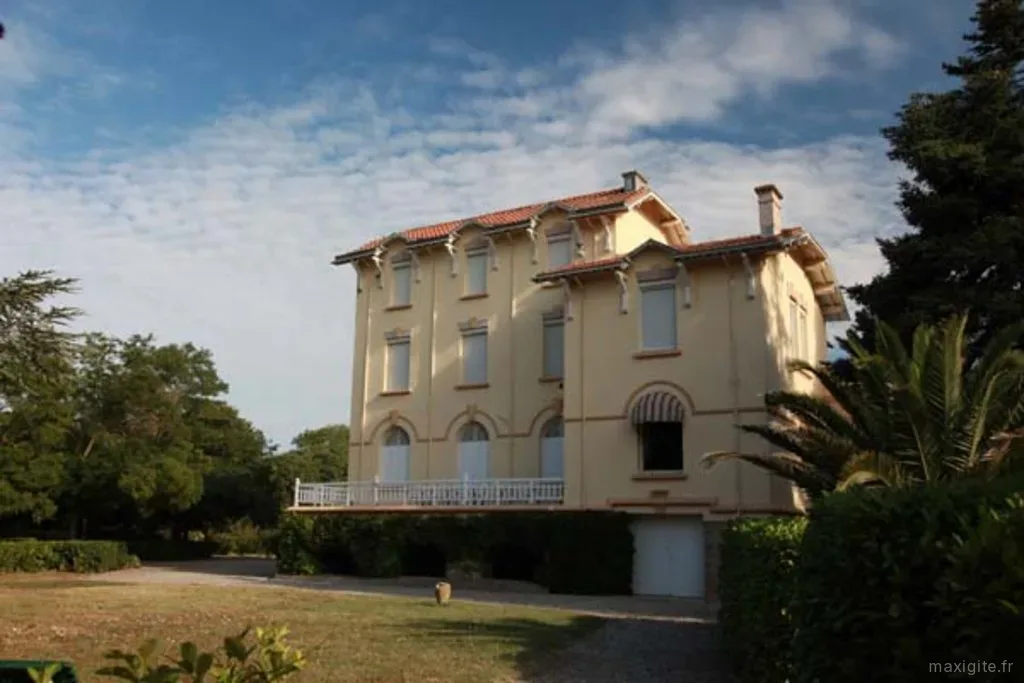 Facade sud du Chateau de Saint-Aunay et son parc arbore