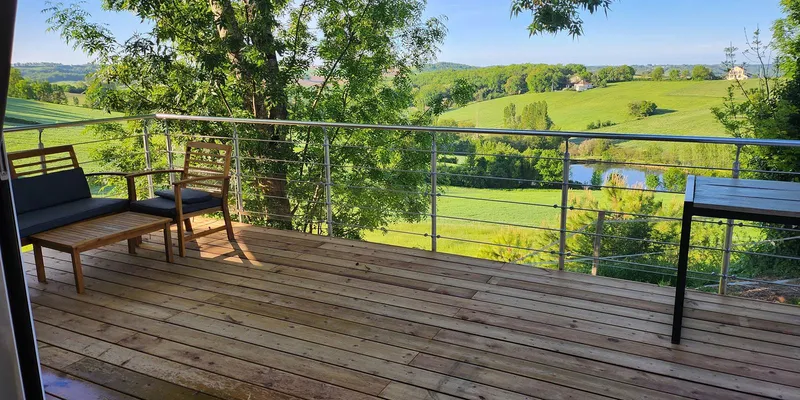 Terrasses aménagées avec mobilier de jardin au calme dans la verdure