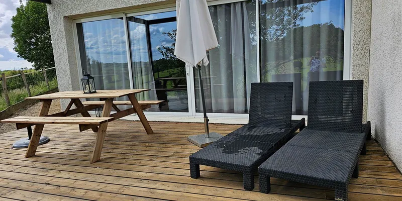 Intérieur confortable d'un gîte avec salon lumineux et mobilier moderne