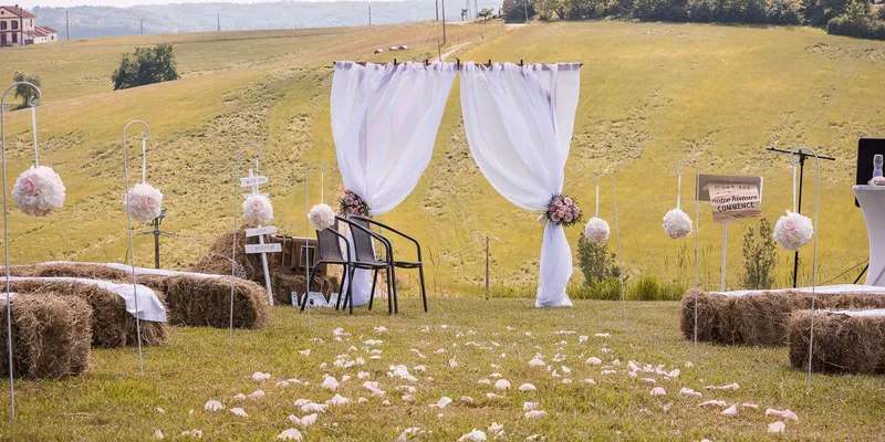 Salle de réception La Grange décorée pour un mariage avec tables dressées