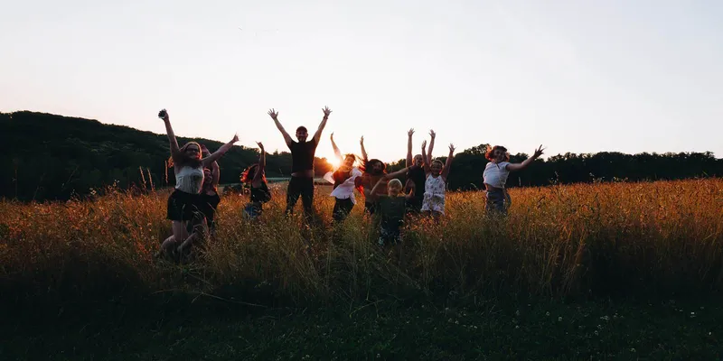Enfants jouant dans le parc verdoyant du domaine avec vue sur la campagne