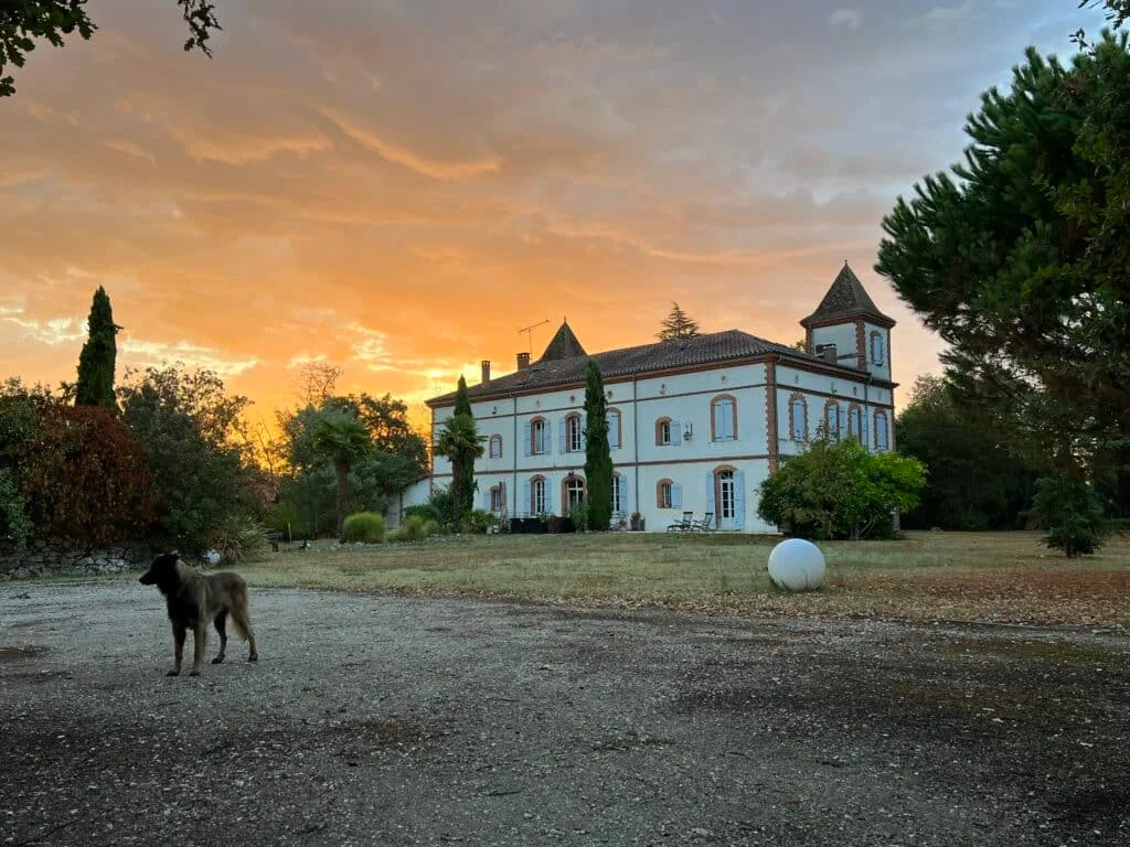 Gîte de groupe Le Manoir des Chanterelles à Meauzac — Façade du Manoir des Chanterelles avec ses deux tourelles au coucher du soleil, capacité 40 personnes