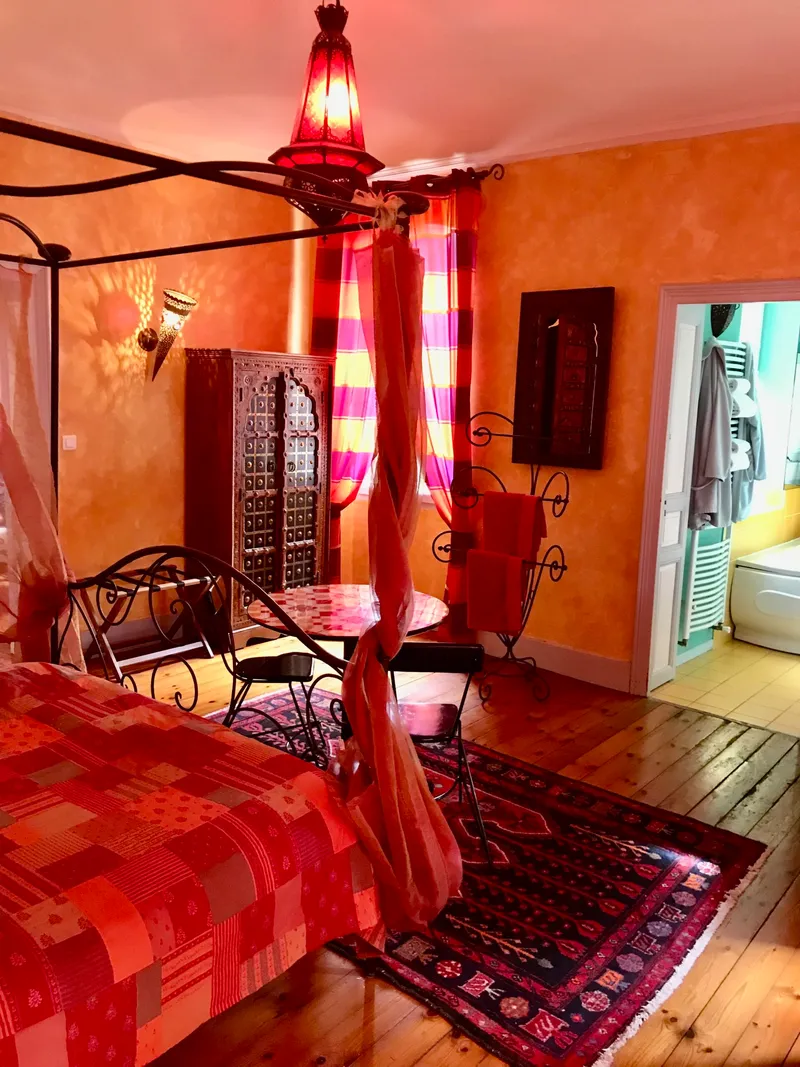 Suite Orientale avec lit à baldaquin drapé de soie rouge et jaune