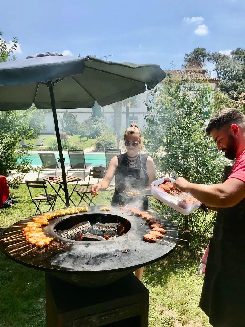 Groupe familial attablé dans la salle de réception du manoir