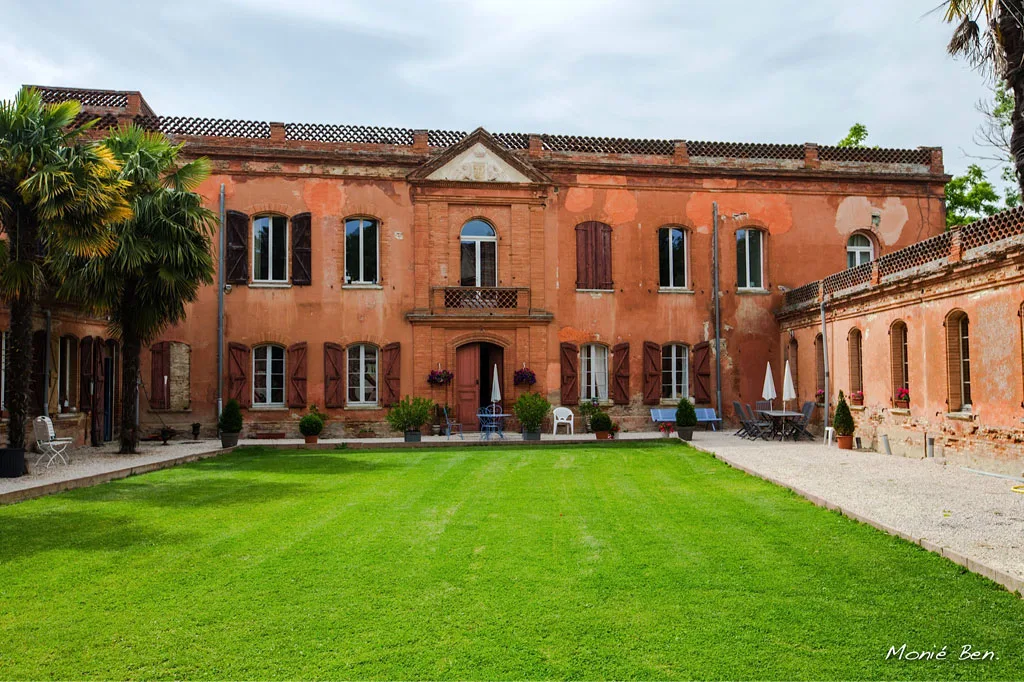 Gîte de groupe Château de Razengues à Razengues — Façade principale du Château de Razengues avec son architecture du quinzième siècle, capacité 19 personnes