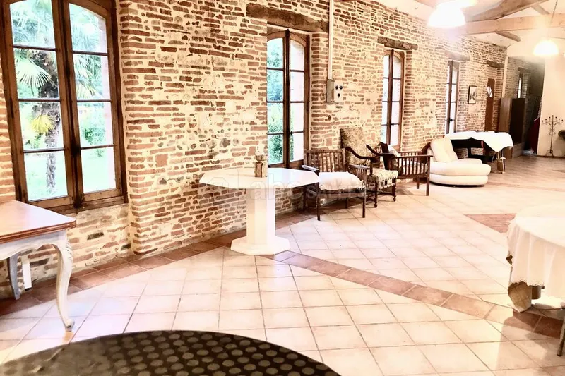 Salle de réception du château aménagée avec tables dressées pour un événement