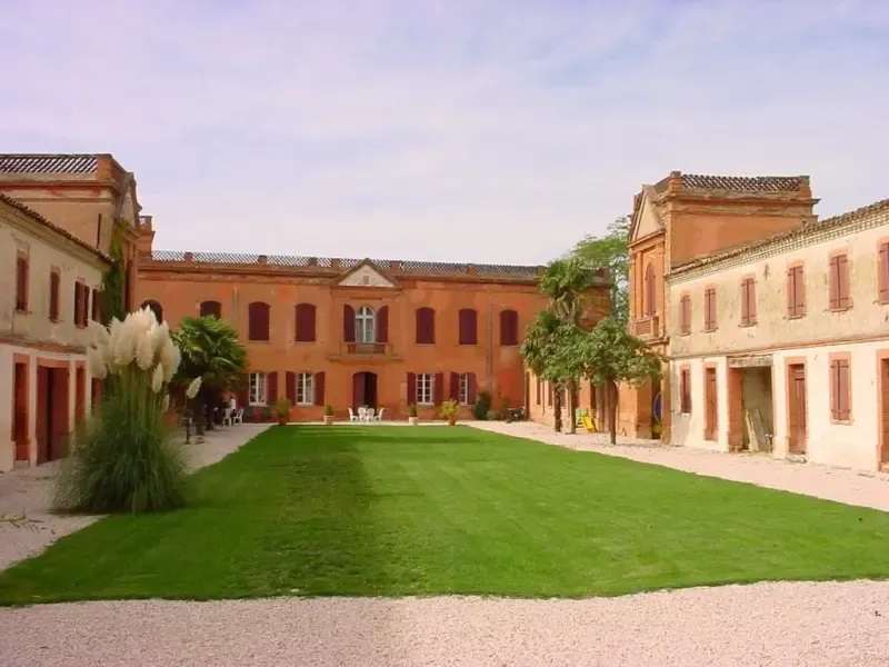 Le Château de Razengues vu depuis le village avec ses toits de tuiles et sa tour