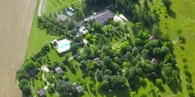 Vue aérienne du village de chalets en bois de Grazimis dans son parc arboré de quatre hectares