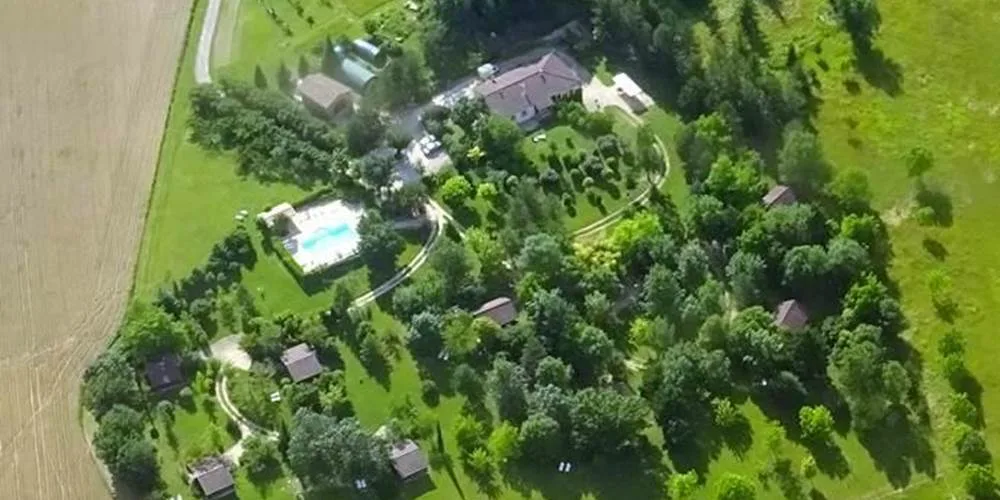 Gîte de groupe Les Chalets de Grazimis à Condom — Vue aérienne du village de chalets en bois de Grazimis dans son parc arboré de quatre hectares, capacité 52 personnes