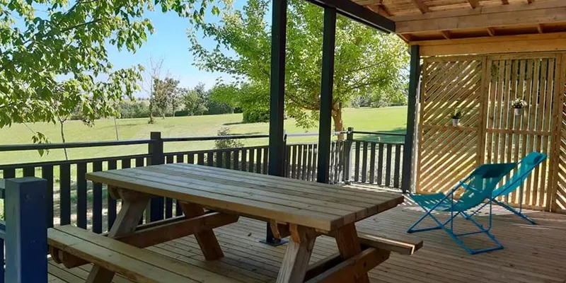 Chalet finlandais en bois massif avec sa terrasse et son mobilier de jardin