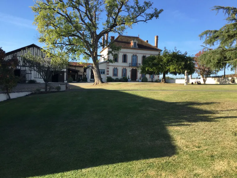Piscine privée de douze mètres sur huit avec vue panoramique sur la vallée de l'Armagnac