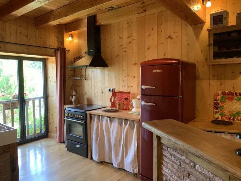 Intérieur du gîte La Bergerie avec mobilier en bois et décoration chaleureuse
