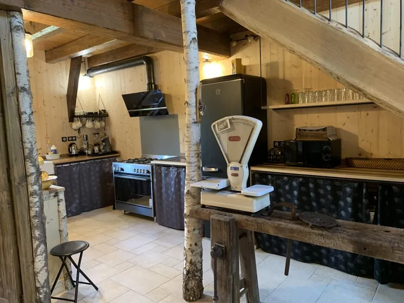 Salon et espace de vie du gîte La Grange avec mezzanine