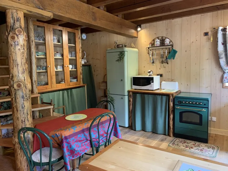 Chambre aménagée du gîte La Remise aux murs en pierre apparente