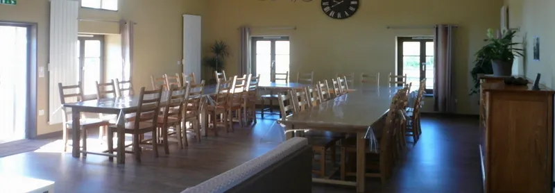 Grande salle à manger conviviale du Gîte de Galance avec tables dressées