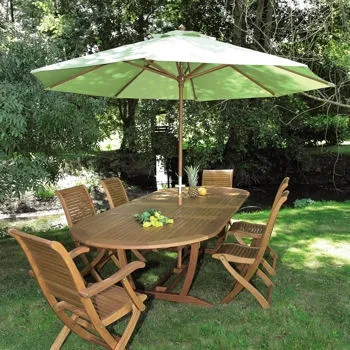 Terrasse extérieure ombragée du Gîte de Galance donnant sur le jardin