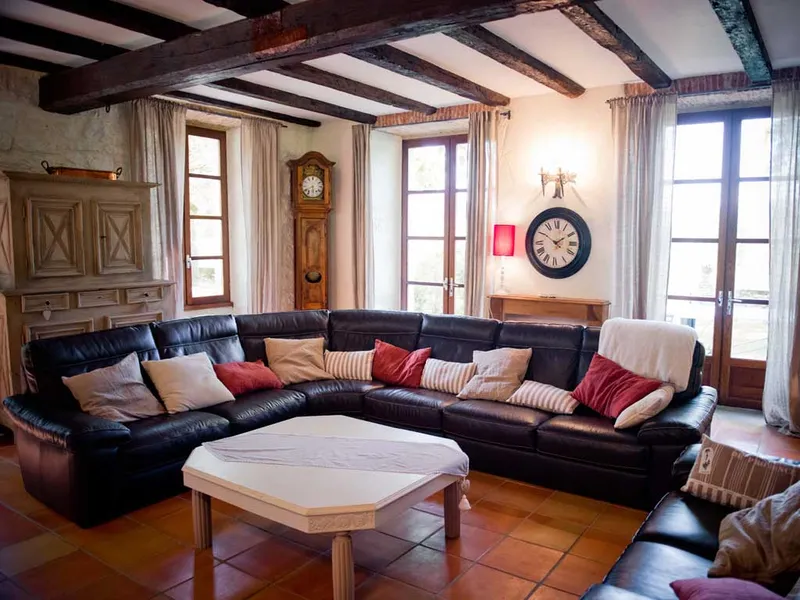 Grand séjour lumineux avec cuisine ouverte et mobilier en bois massif