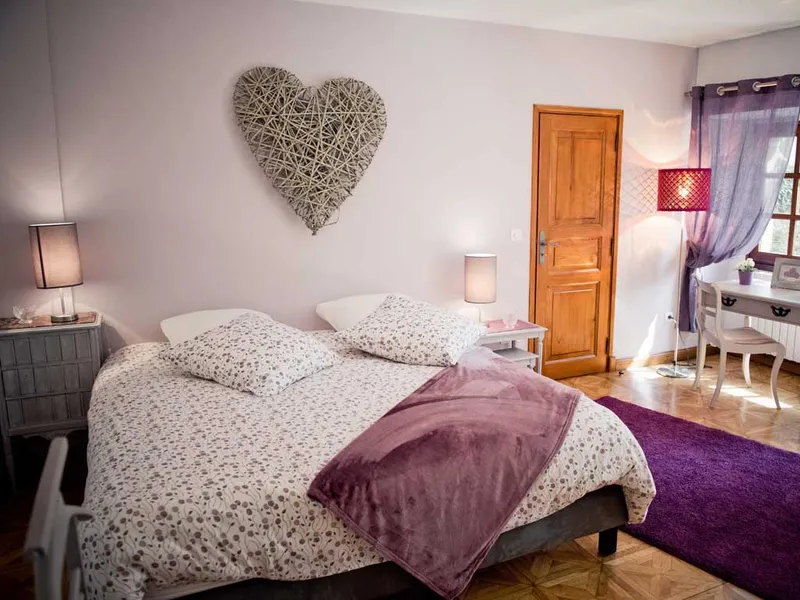 Chambre Rocamadour au rez-de-chaussée avec lit double et salle de bain privative